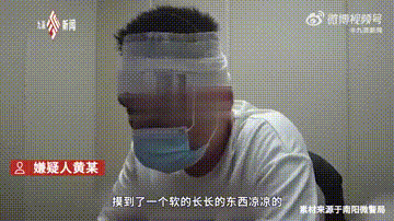 2岁女孩把蛇干当玩具吓跑妈妈