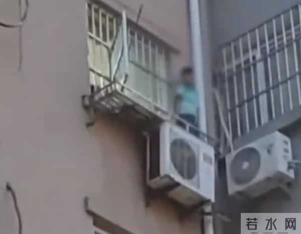 官方回应男孩遭棍打跳楼-双腿骨折