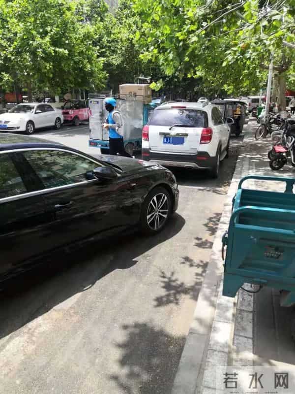 开豪车男子踢翻外卖小哥电动车