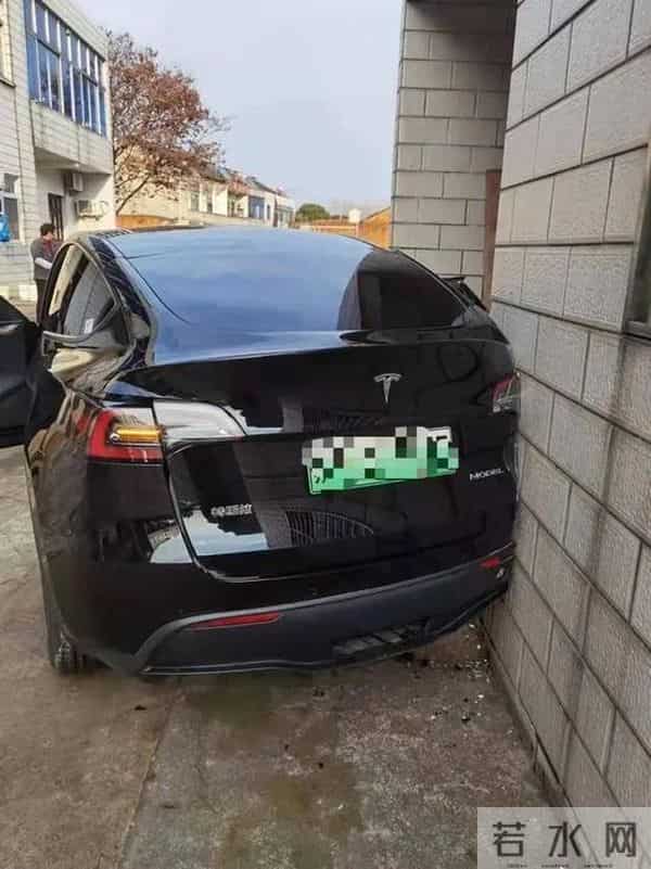 MODELY失控加速撞墙