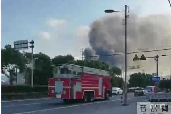 浙江仙居一化工厂突发大火