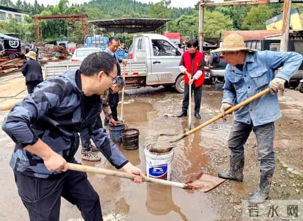 疫情下的成都-市民有序购物