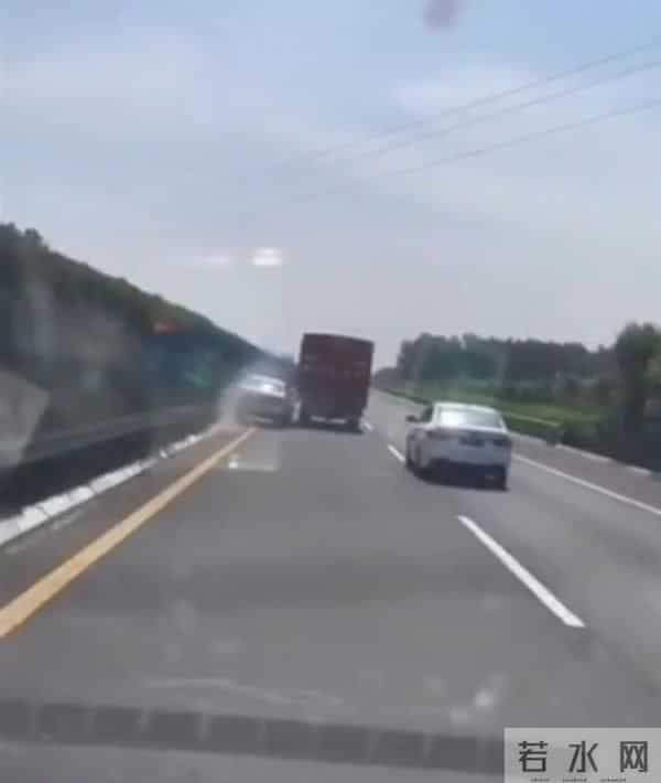货车高速上连续疯狂别车被撞停