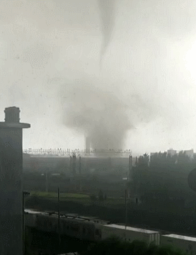 辽宁突发龙卷风 事发地在居民区附近