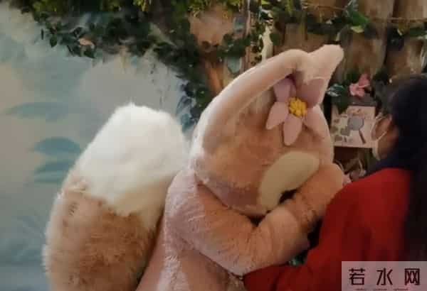 玲娜贝儿被指对待男女游客差别大