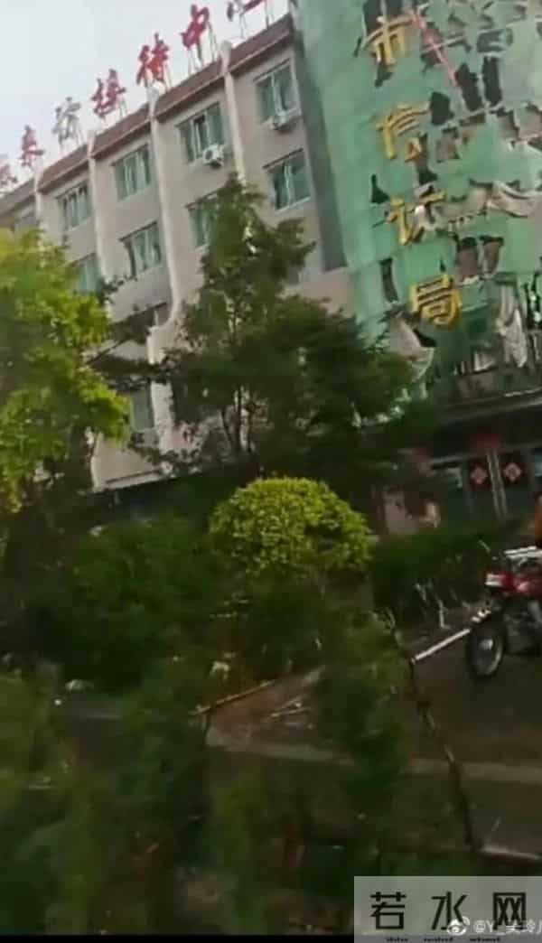 辽宁突发龙卷风 事发地在居民区附近