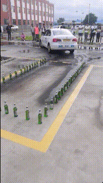 大妈跳广场舞把孩子栓栏杆上