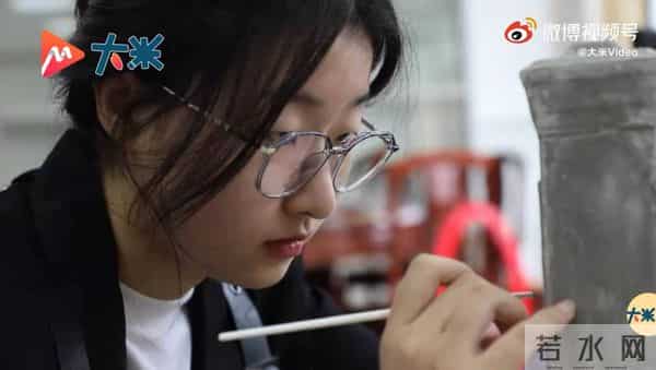 师生用面粉雕出10组扬州标志建筑