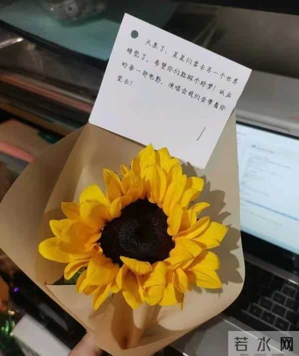 长沙学生自发前往倒塌事故地献花