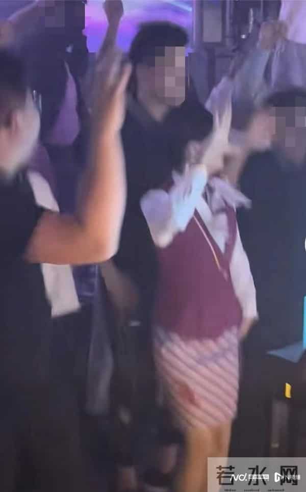 南航回应女子穿其空姐制服蹦迪