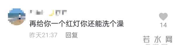 男子雨天骑摩托等红灯时洗头