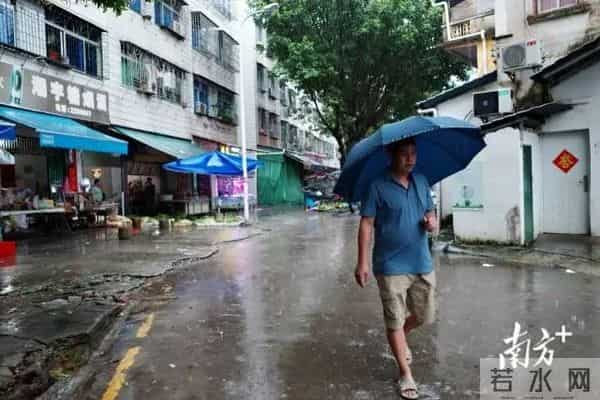 广东暴雨-街头积水市民骑车如渡河