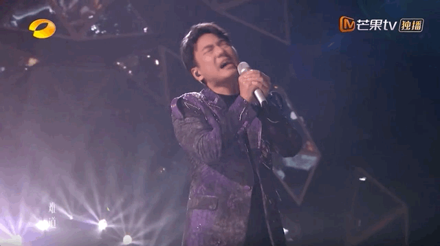 那英忘词指着提词器点着唱