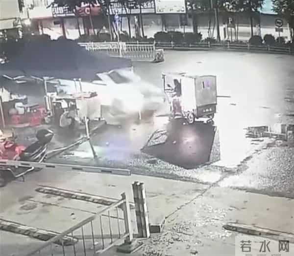 广西一醉酒男子盗警车后撞三轮车