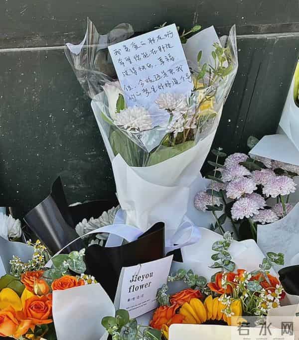 长沙学生自发前往倒塌事故地献花