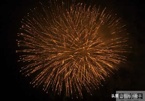 摄影师拍1000余张图记录烟花过境