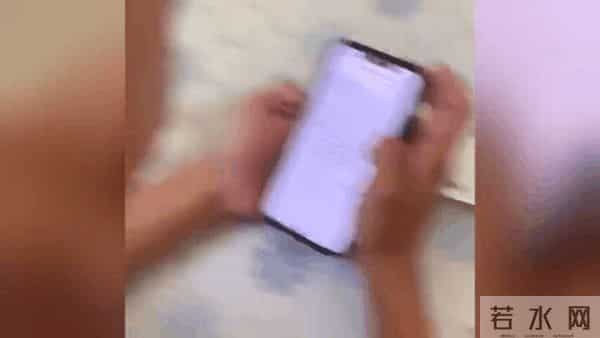 消防员查高考成绩队友紧张围观