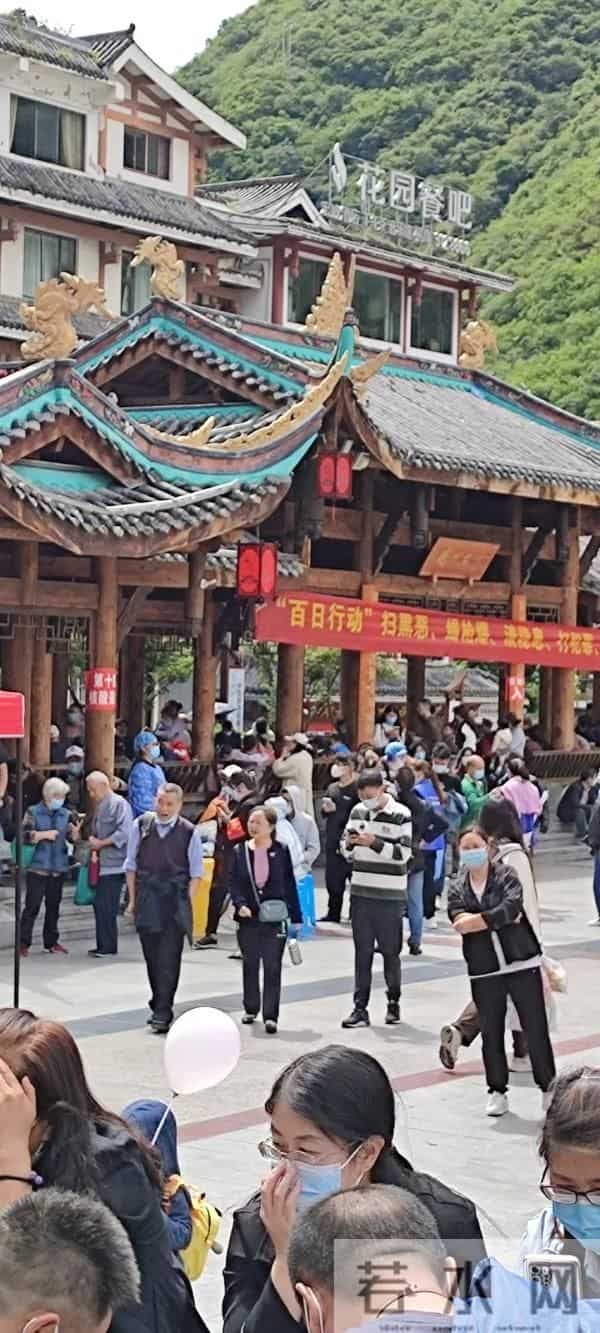 泸定居民-地震来时正在广场做核酸