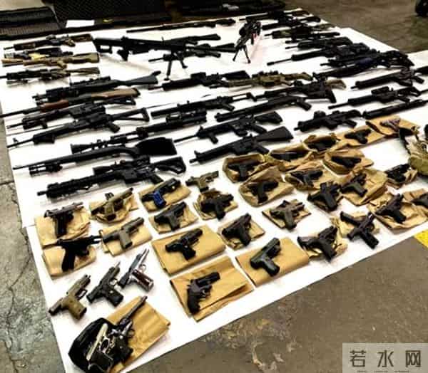 男子家中宛如“军火库”