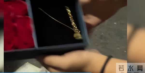 七夕节两女子翻垃圾桶捡到金项链