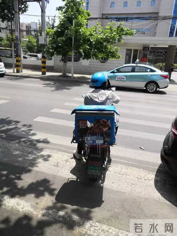 开豪车男子踢翻外卖小哥电动车