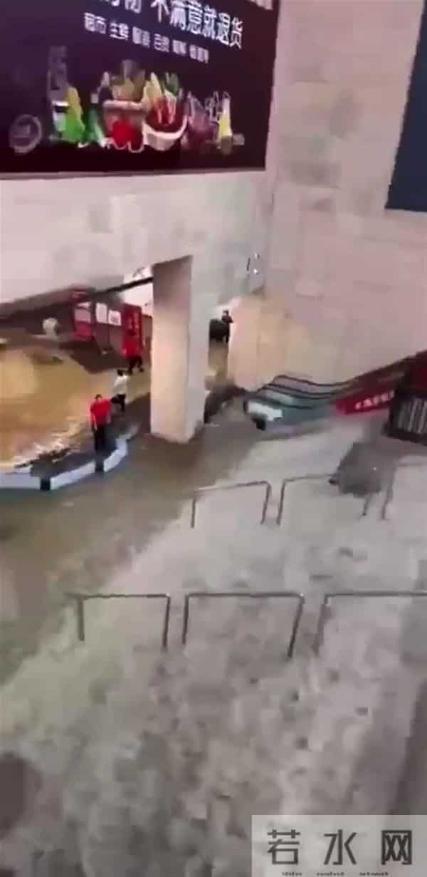 洛阳暴雨-隧道积水车辆被淹