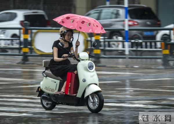台风登陆海南-暴雨下市民艰难行走