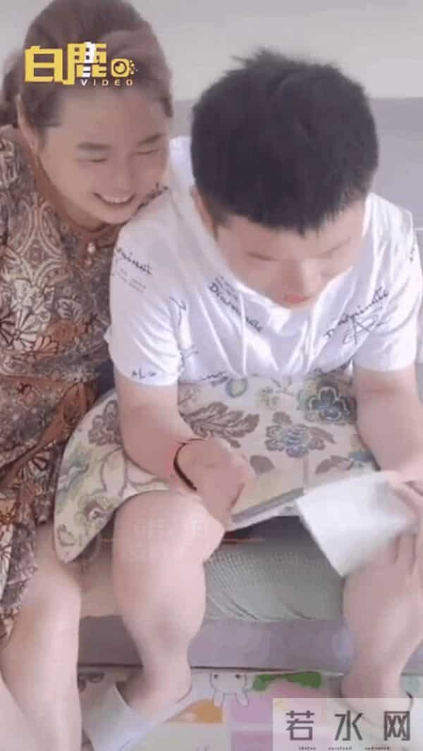 消防员查高考成绩队友紧张围观