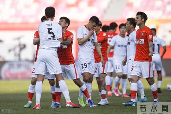 国足赛后郑智险些与球迷发生冲突