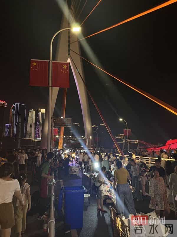 洪崖洞又现封路封桥宠游客