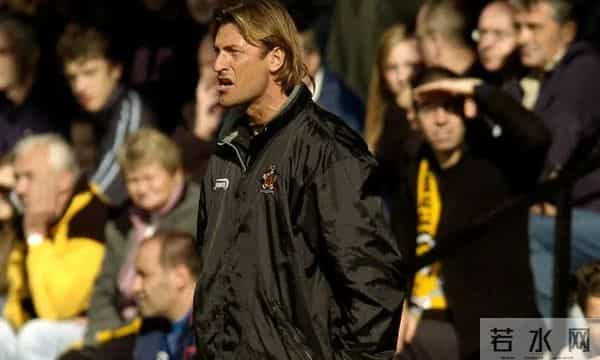 乌拉圭教练颜值引热议