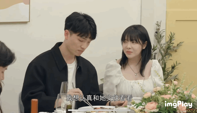 四川地震瞬间女幼师冲回屋救人