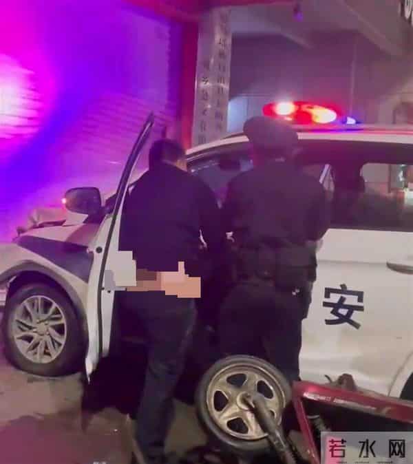广西一醉酒男子盗警车后撞三轮车