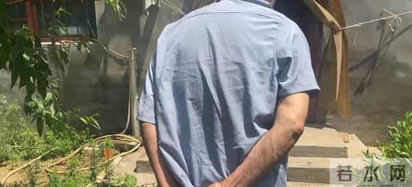 孙女帮八旬爷爷实现零食自由