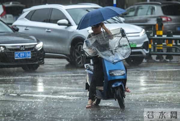 台风登陆海南-暴雨下市民艰难行走