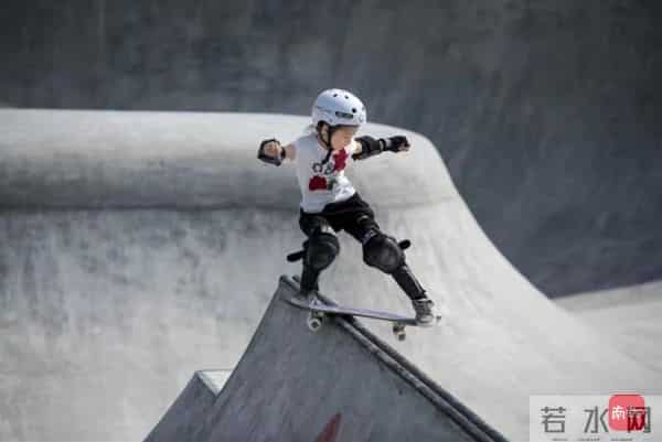 9岁女孩参加全运会滑板项目