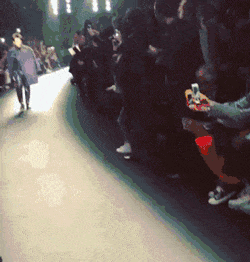 大妈跳广场舞把孩子栓栏杆上