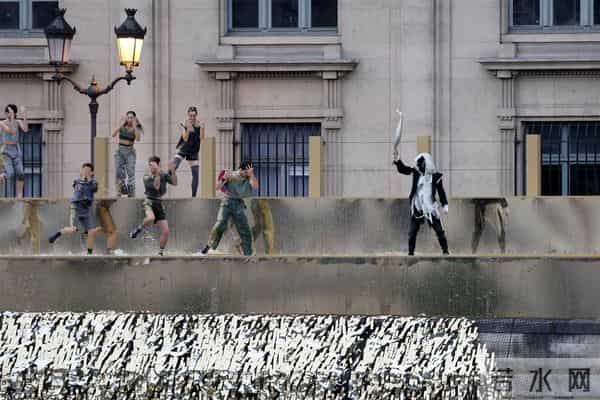 LADYGAGA像火烈鸟一样窜出来