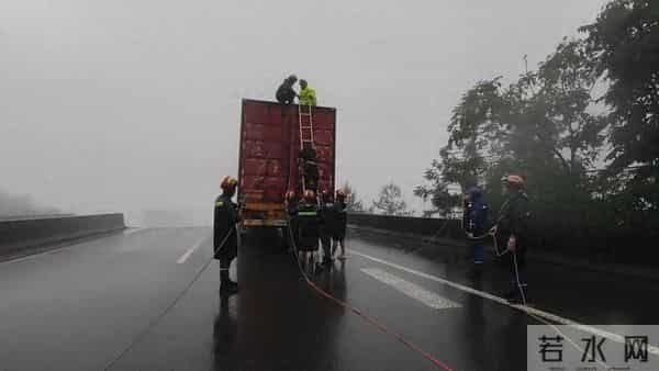 桥梁垮塌幸存者-商务车上仅自己获救