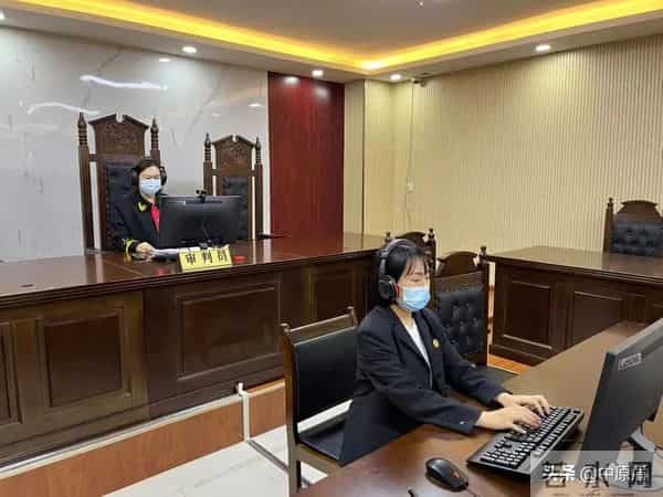 育婴师被曝虐婴-强行灌奶致其骨折