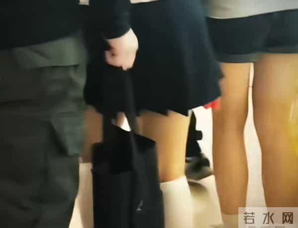 男孩按停扶梯致女孩摔伤 双方和解