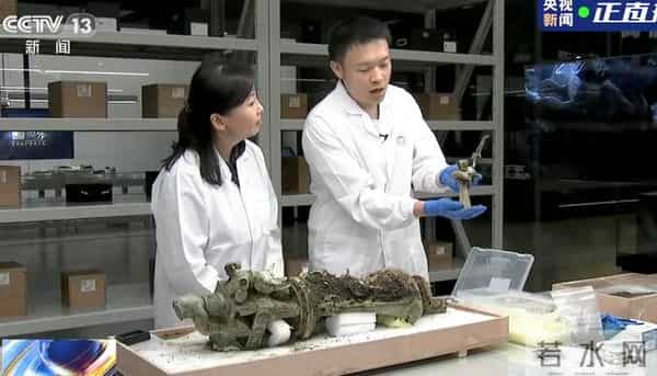 三星堆出土青铜小立人翘着兰花指