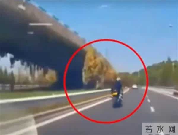 摩托车女骑手弯道对撞疑似身亡