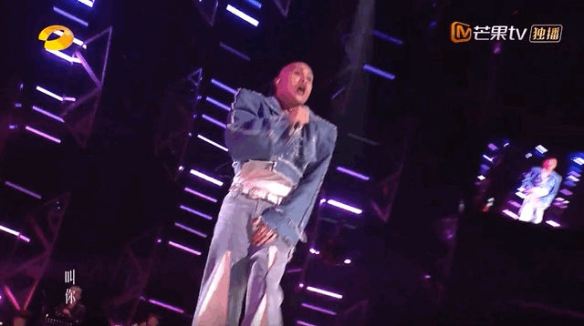 那英忘词指着提词器点着唱