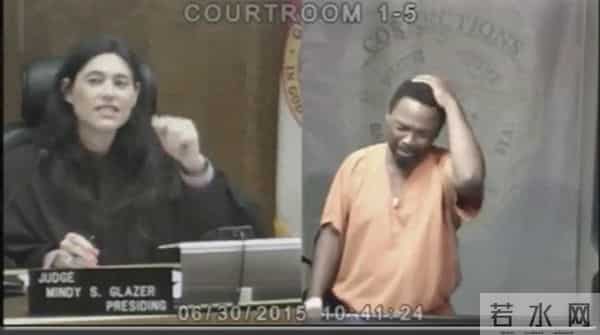 嫌犯认出法官是同学