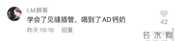 大猩猩自备吸管向游客索要饮料