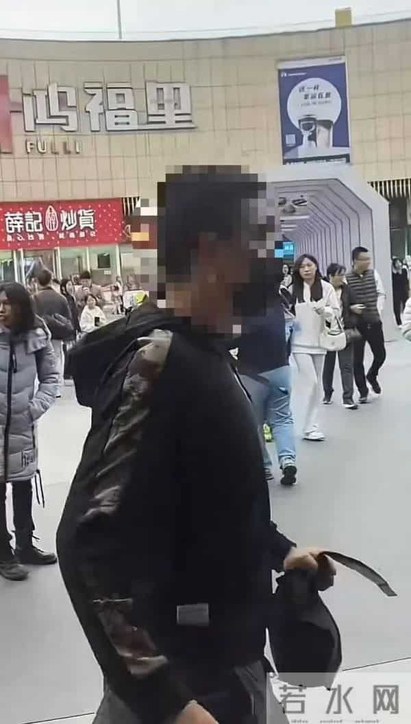 男孩按停扶梯致女孩摔伤 双方和解