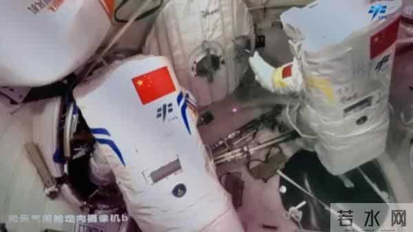 神十四航天员出舱现场：冲镜头挥手
