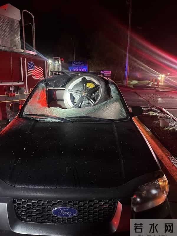 在美中国女生醉驾保时捷疯狂翻滚