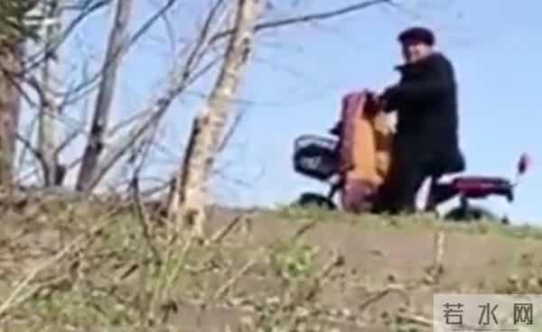 女子被老头骚扰称过来玩玩